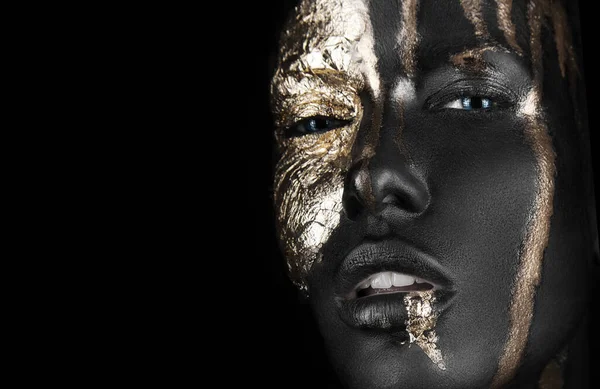 Ritratto di moda di una ragazza dalla pelle scura con trucco in oro. Bellezza viso . — Foto Stock