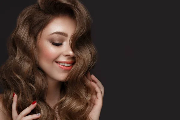 Bella ragazza dai capelli castani con capelli perfettamente ricci e trucco classico. Bellezza viso e capelli. — Foto Stock