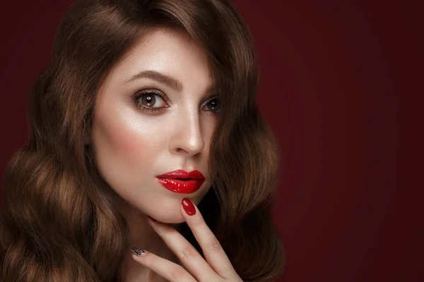 Piękna dziewczyna z klasycznym makijażem, loki włosy i czerwone paznokcie. Manicure projekt. Piękna twarz. — Zdjęcie stockowe