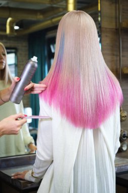 Güzel sarışın kız, kuaförde pembe saçlı..
