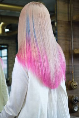 Güzel sarışın kız, kuaförde pembe saçlı..