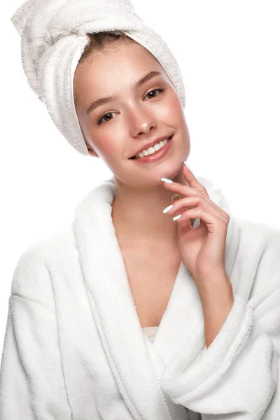 Gadis muda cantik dengan handuk putih dengan kulit bersih berpose di depan kamera. Wajah cantik. Perawatan kulit. — Stok Foto