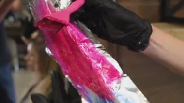 Kuaför müşterileri sarıya, maviye ve kırmızıya boyar..