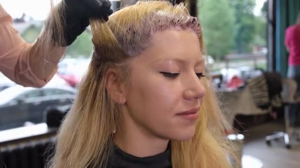 Peluquería tintes rubia cliente cabello en un salón de belleza. Peluquería estudio — Vídeo de stock