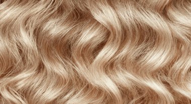 Saçı yakın çekim dalgası, sarı bukleler