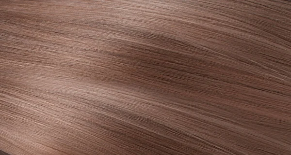 Uma visão de close-up de um monte de cabelos loiros lisos brilhantes em um estilo curvo ondulado — Fotografia de Stock