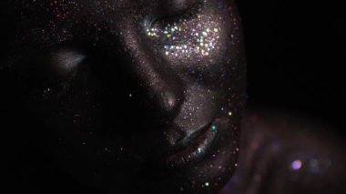 Yüzünde siyah uzay parıltısı olan güzel bir kız. Resim güzelliği..