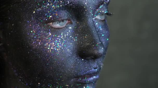 Fille belle avec l'espace noir paillettes sur son visage.Art image beauté visage. — Video