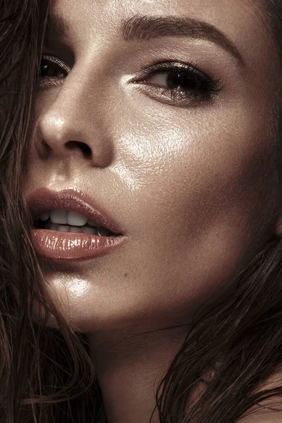 Parlak makyajlı, ıslak saçlı ve ciltli güzel bir kız. Güzel surat..