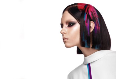 Çok renkli saçları, yaratıcı makyajı ve saç stili olan güzel bir kız. Güzel surat..