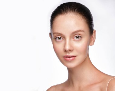 Açık renk makyajlı ve mükemmel ciltli güzel bir genç kız. Güzel surat..