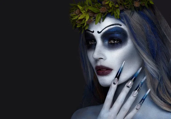 Porträtt av en fruktansvärd skrämmande likbrud i krans med döda blommor, halloween makeup och lång manikyr.Design av naglar — Stockfoto