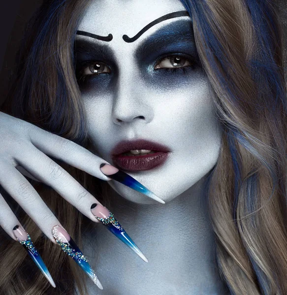 Portrét hrozné strašidelné nevěsty v věnec s mrtvými květinami, halloween make-up a dlouhá manikúra.Design nehtů — Stock fotografie