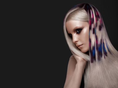 Çok renkli saçları, yaratıcı makyajı ve saç stili olan güzel bir kız. Güzel surat..