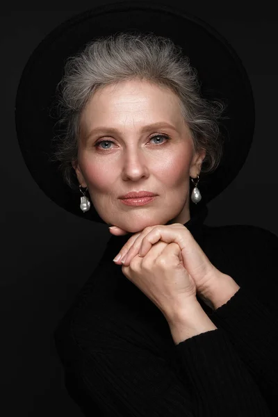 Siyah gömlekli, güzel, yaşlı bir kadının portresi. Klasik makyaj ve gri saçlı.. — Stok fotoğraf