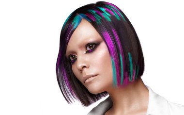 Çok renkli saçlı, yaratıcı makyajlı ve saç stili olan güzel bir kadın. Güzel surat..