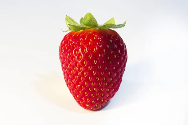 Erdbeere Isoliert Auf Weiß — Stockfoto