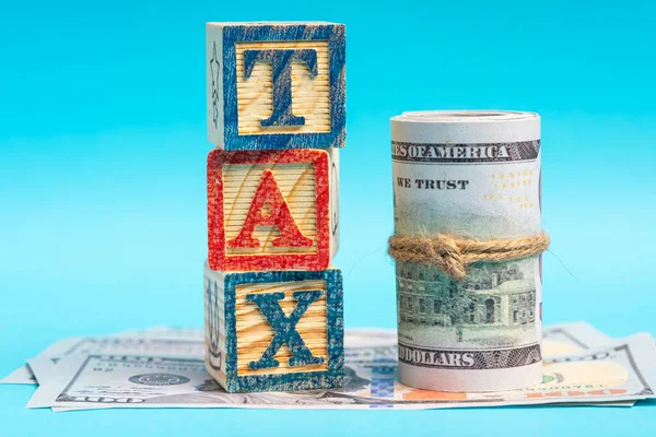 Tax Skrivningar Träklossar Med Amerikanska Dollarsedlar — Stockfoto