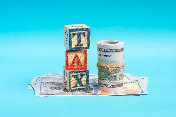 Tax Skrivningar Träklossar Med Amerikanska Dollarsedlar — Stockfoto