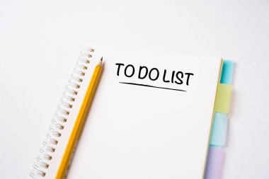 Masadaki bir dizüstü bilgisayarda listeleme yapmak, düz dizgi kompozisyonu, metin için kopyalama alanı