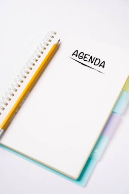 Bir masadaki dizüstü bilgisayarda AGENDA ifadeleri, düz konum, metin için kopyalama alanı