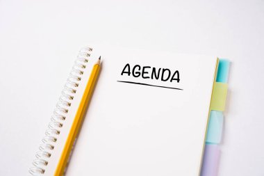 Bir masadaki dizüstü bilgisayarda AGENDA ifadeleri, düz konum, metin için kopyalama alanı