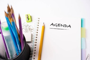 Bir masadaki dizüstü bilgisayarda AGENDA ifadeleri, düz konum, metin için kopyalama alanı