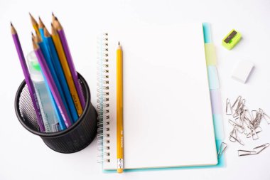 Metin için kopyalama alanı olan beyaz masadaki boş defter