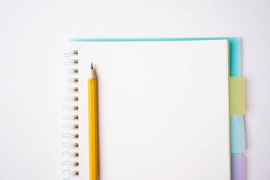 Metin için kopyalama alanı olan beyaz masadaki boş defter