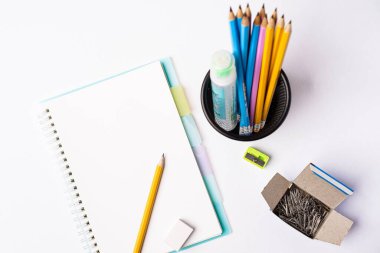 Metin için kopyalama alanı olan beyaz masadaki boş defter