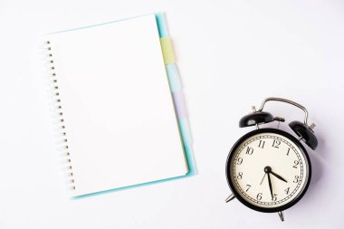 Metin için kopyalama alanı olan beyaz masadaki boş defter