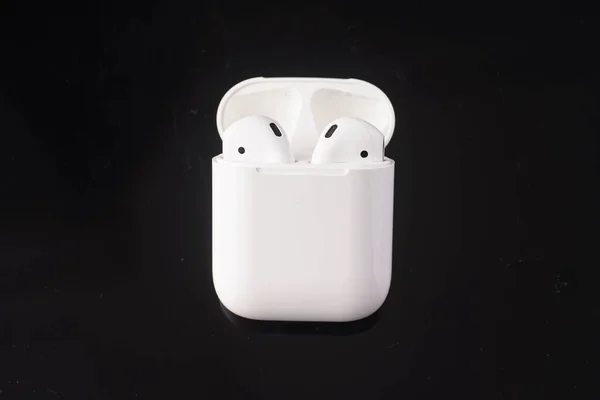 Apple Airpods Bezprzewodowa Słuchawka Futerałem Ładowania — Zdjęcie stockowe