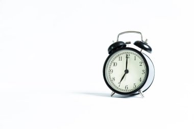Beyaz arkaplanda izole edilmiş siyah bir alarm saati