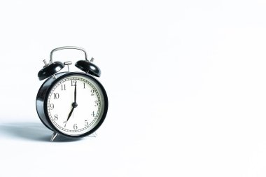 Beyaz arkaplanda izole edilmiş siyah bir alarm saati