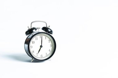 Beyaz arkaplanda izole edilmiş siyah bir alarm saati