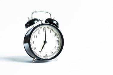 Beyaz arkaplanda izole edilmiş siyah bir alarm saati