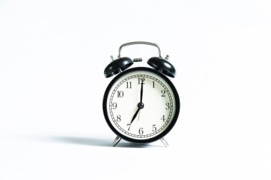 Beyaz arkaplanda izole edilmiş siyah bir alarm saati