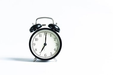 Beyaz arkaplanda izole edilmiş siyah bir alarm saati
