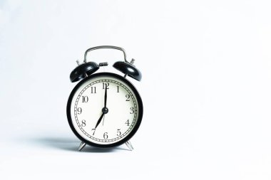 Beyaz arkaplanda izole edilmiş siyah bir alarm saati
