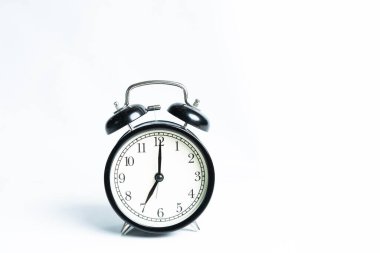Beyaz arkaplanda izole edilmiş siyah bir alarm saati