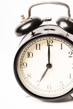 Beyaz arkaplanda izole edilmiş siyah bir alarm saati