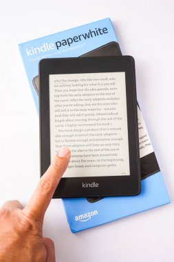 Amazon Kindle Kağıt Beyazı 2019 hafif ve su geçirmez Amazon e-kitap okuyucusu.