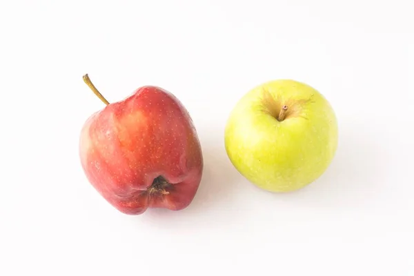 Rote Äpfel Isoliert Gegen Weiße — Stockfoto