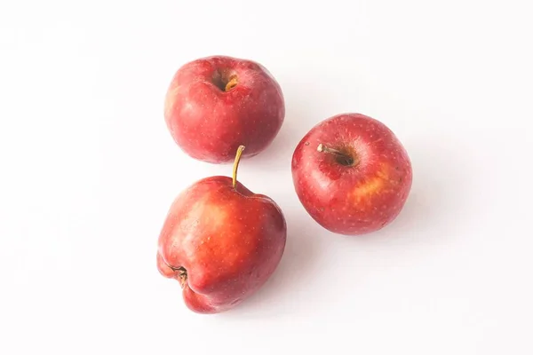 Rote Äpfel Isoliert Gegen Weiße — Stockfoto