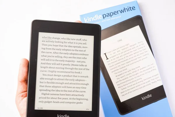 Amazon Kindle Paperwhite 2019 Amazon Book Reader Lightweight Waterproof — Stock Photo, Image