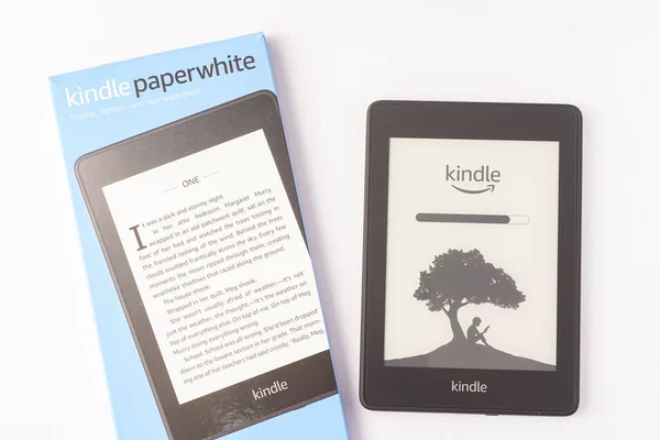 Amazon Kindle Paperwhite 2019 Amazon Book Reader Lightweight Waterproof — Stock Photo, Image