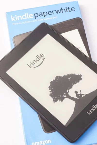 Amazon Kindle Paperwhite 2019 Amazon Book Reader Lightweight Waterproof — Stock Photo, Image