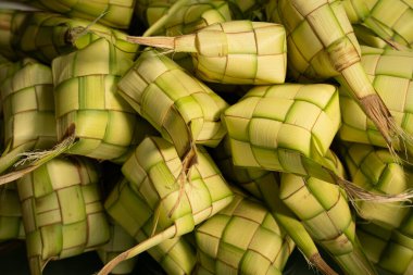 Ketupat (pirinç köftesi), Güneydoğu Asya 'da bayram döneminde, özellikle bayramlarda yerel bir lezzettir. Genç hindistan cevizi yapraklarından yapılmış doğal bir pirinç kabı. Seçici Odak.