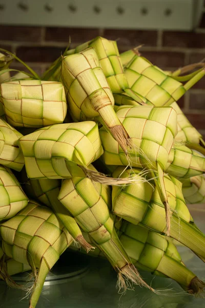 Ketupat (pirinç köftesi), Güneydoğu Asya 'da bayram döneminde, özellikle bayramlarda yerel bir lezzettir. Genç hindistan cevizi yapraklarından yapılmış doğal bir pirinç kabı. Seçici Odak.