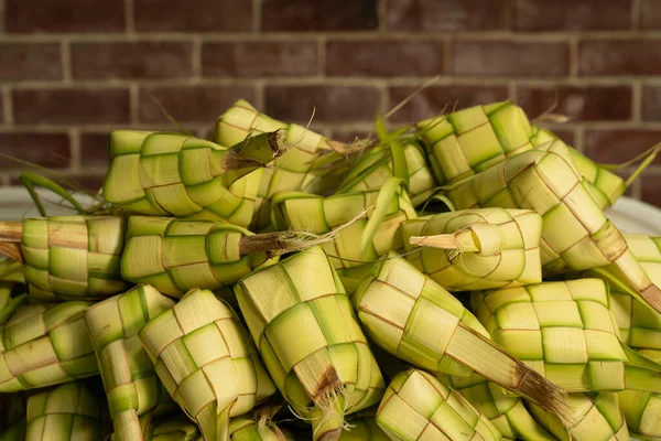 Ketupat (pirinç köftesi), Güneydoğu Asya 'da bayram döneminde, özellikle bayramlarda yerel bir lezzettir. Genç hindistan cevizi yapraklarından yapılmış doğal bir pirinç kabı. Seçici Odak.